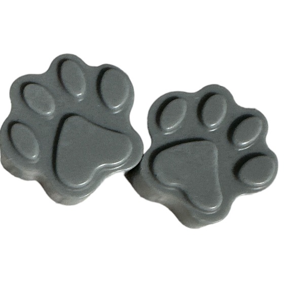 4- Hand Crafted Soap - Charcoal eucalyptus & vanilla Paws & Bones 🐾 - Picture 3 of 7